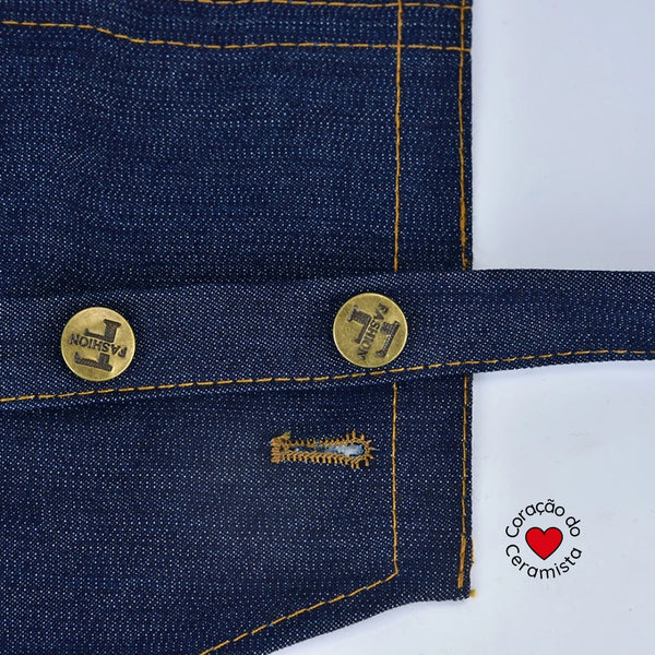 Avental Jeans com Divisão nas Pernas